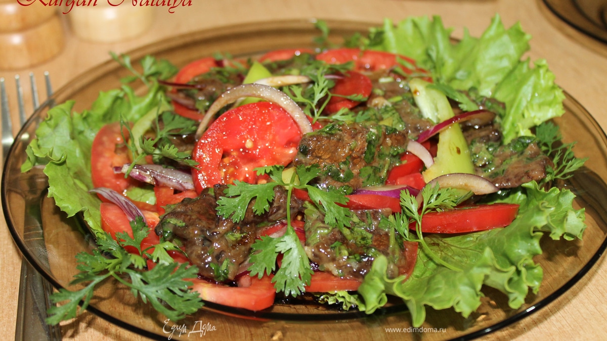 Теплый салат из маринованной говядины с помидорами и луком