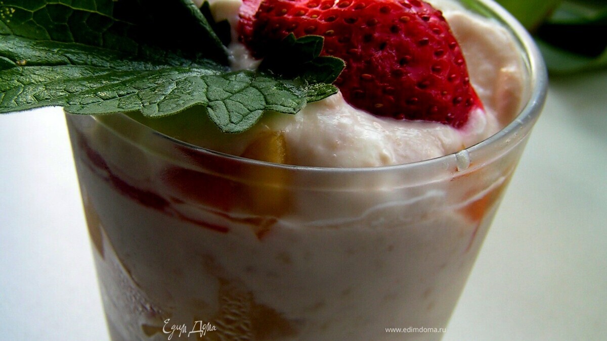 Йогуртовый пудинг с персиками