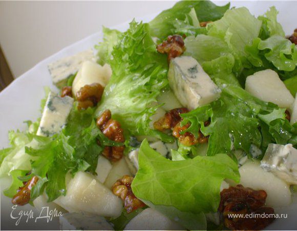 Нежный салат с грушей и рокфором