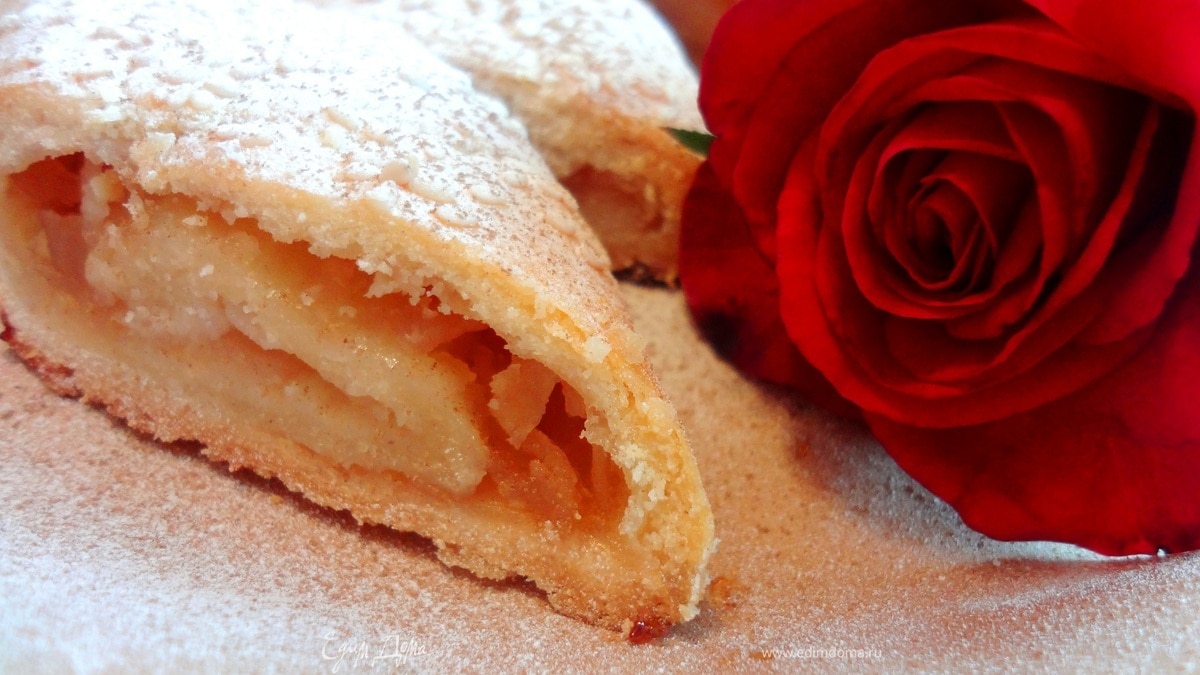 Югославский яблочный рулет