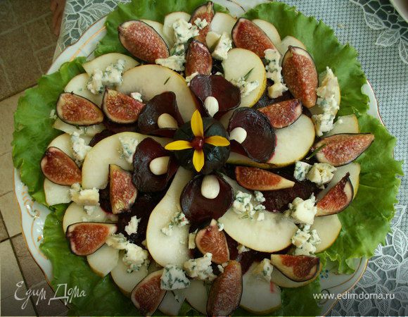 салат с карамелизированной свеклой, грушей и инжиром
