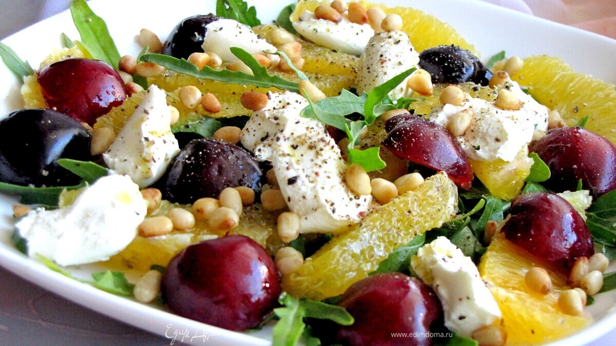 Салат с козьим сыром, фруктами и кедровыми орешками