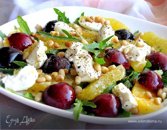 Салат с козьим сыром, фруктами и кедровыми орешками Салат с козьим сыром, фруктами и кедровыми орешками