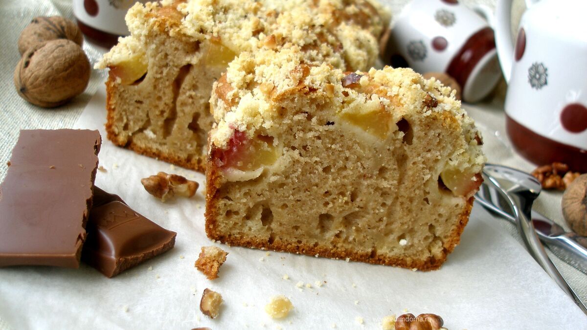 Ароматный кекс с персиками и ореховым штрейзелем