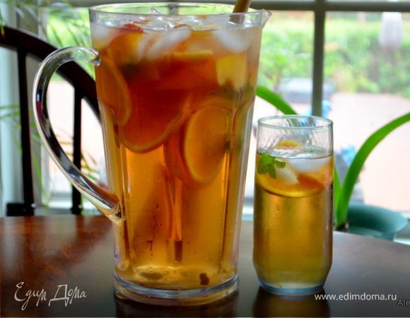 Холодный чай с фруктами