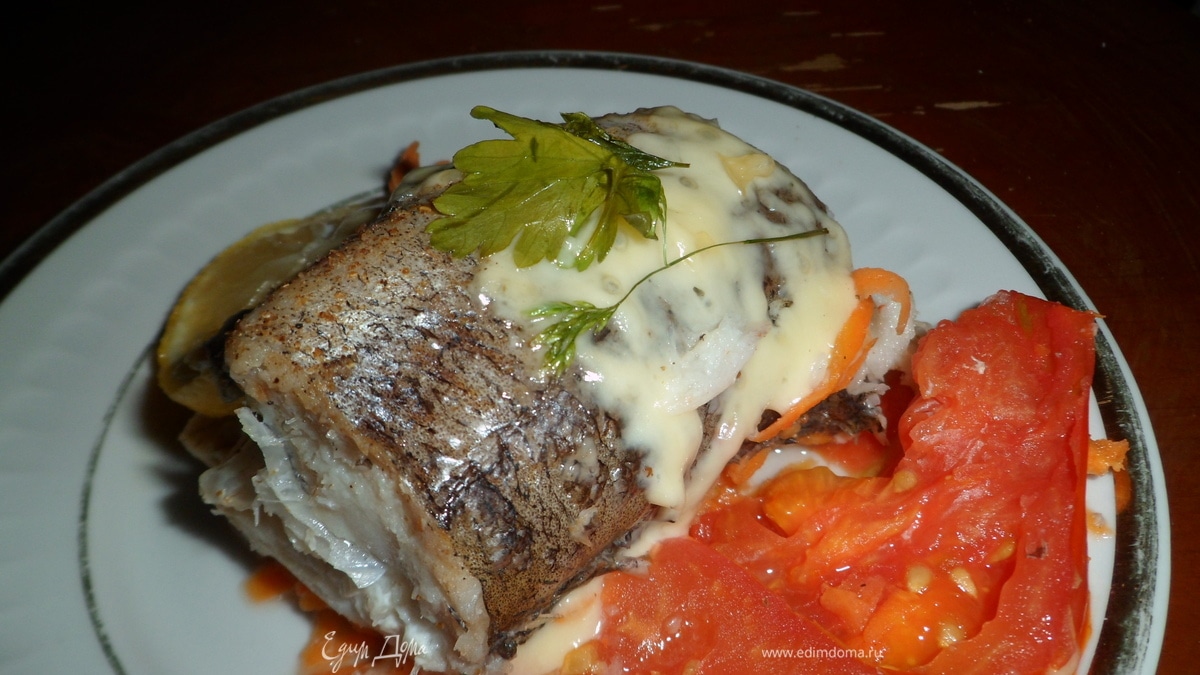 Хек, запеченный с овощами (морковью и помидорами)