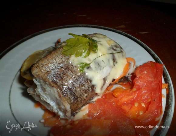 Хек, запеченный с овощами (морковью и помидорами) Хек, запеченный с овощами (морковью и помидорами)