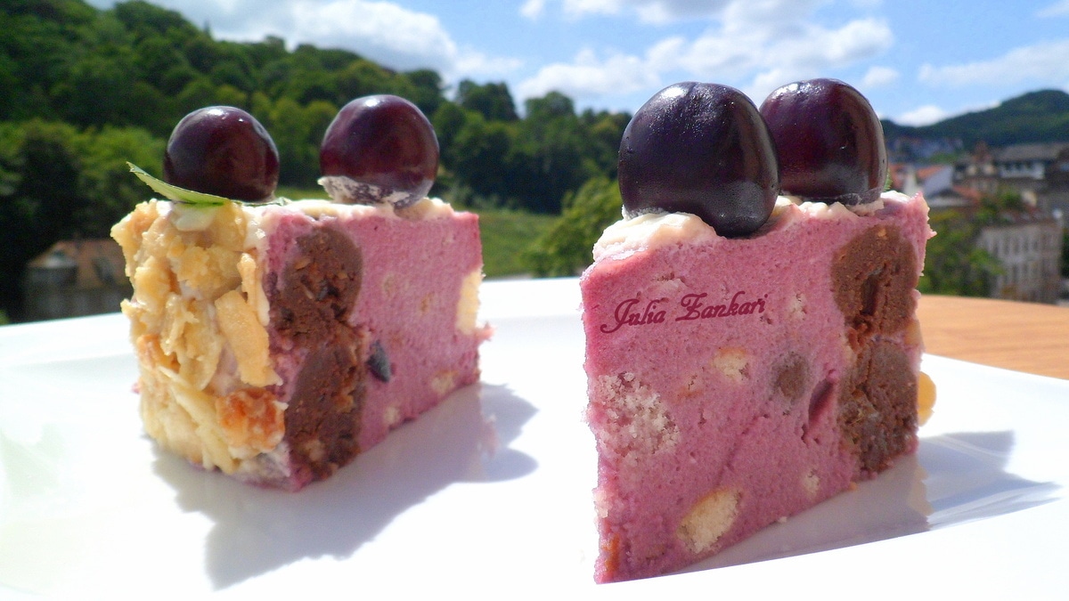 Торт со смородиново-сливочным кремом, черешней, шоколадными шариками и карамелизированным миндалем