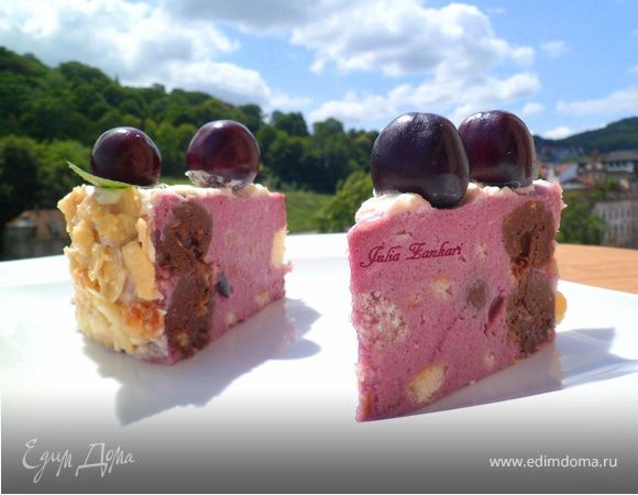 Торт со смородиново-сливочным кремом, черешней, шоколадными шариками и карамелизированным миндалем Торт со смородиново-сливочным кремом, черешней, шоколадными шариками и карамелизированным миндалем