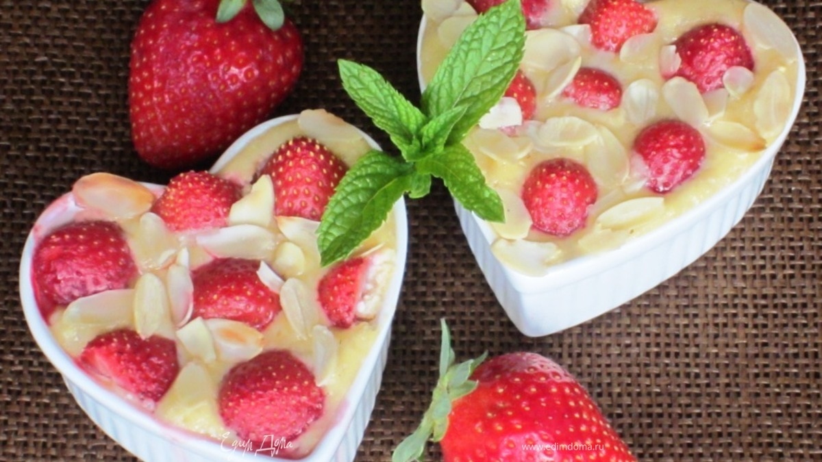 Клубничный гратен с миндальными лепестками