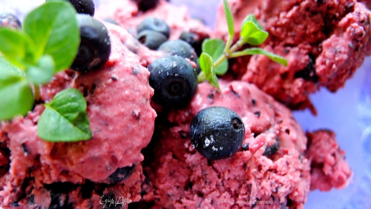 Черничное мороженое из сметаны