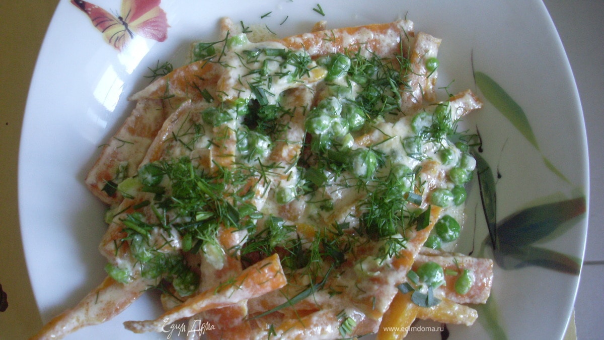 Молодая морковь с зеленым горошком и фенхелем в сливках