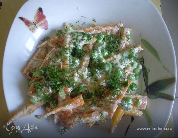Молодая морковь с зеленым горошком и фенхелем в сливках