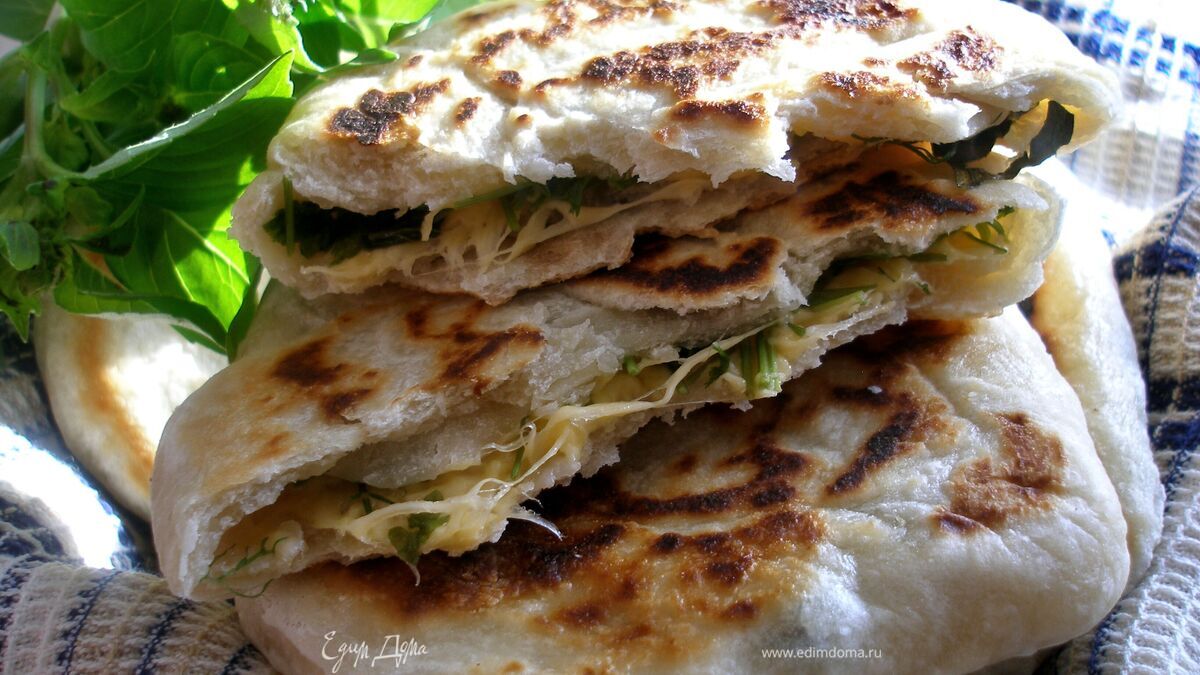 Лепешки на минеральной воде с зеленью и сыром