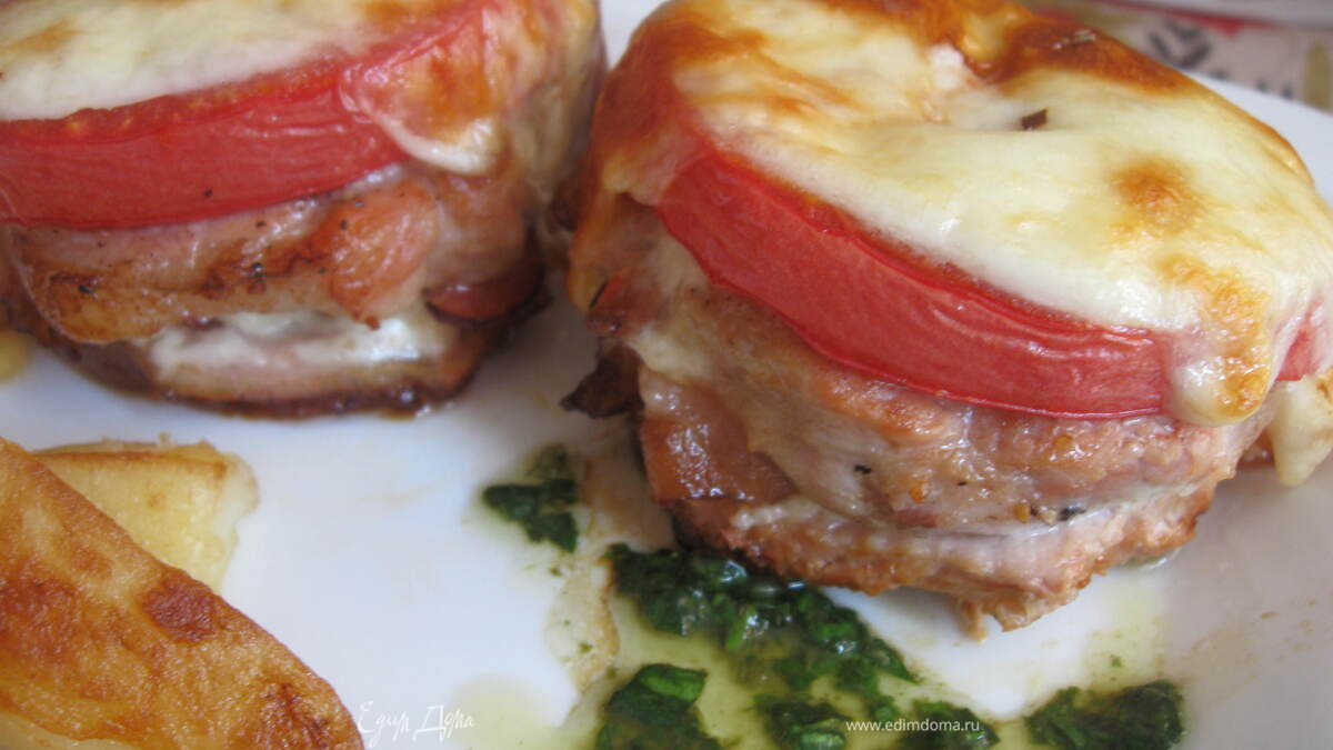 Медальоны из свинины с помидорами, сыром и зеленым соусом