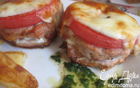 Рецепт Медальоны из свинины с помидорами, сыром и зеленым соусом