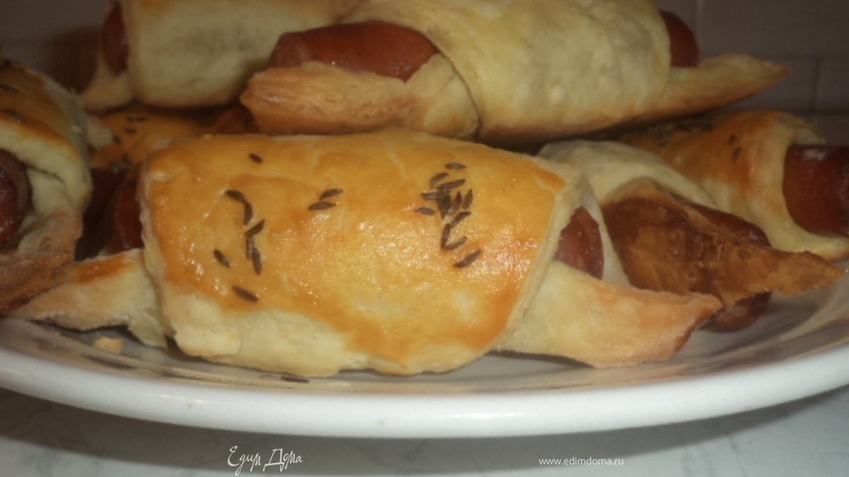 Рогалики из слоеного теста с охотничьими колбасками