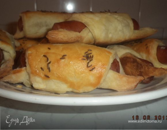 Рогалики из слоеного теста с охотничьими колбасками Рогалики из слоеного теста с охотничьими колбасками