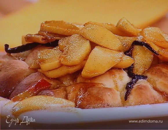 Сдобные заливные булочки с глазированным яблоком Сдобные заливные булочки с глазированным яблоком