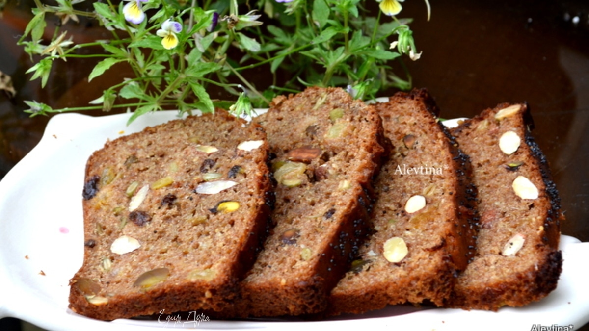 Кекс с семенами и орехами