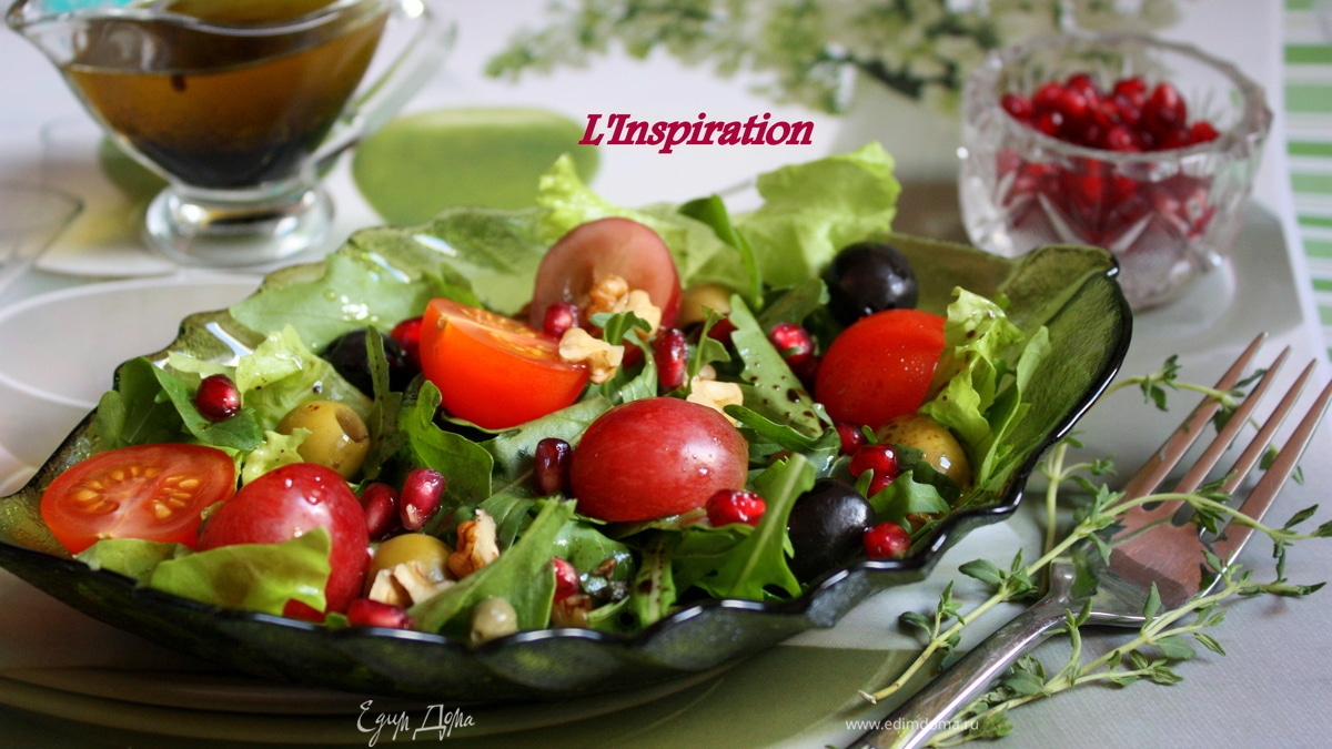 Салат с виноградом, черри и грецкими орехами