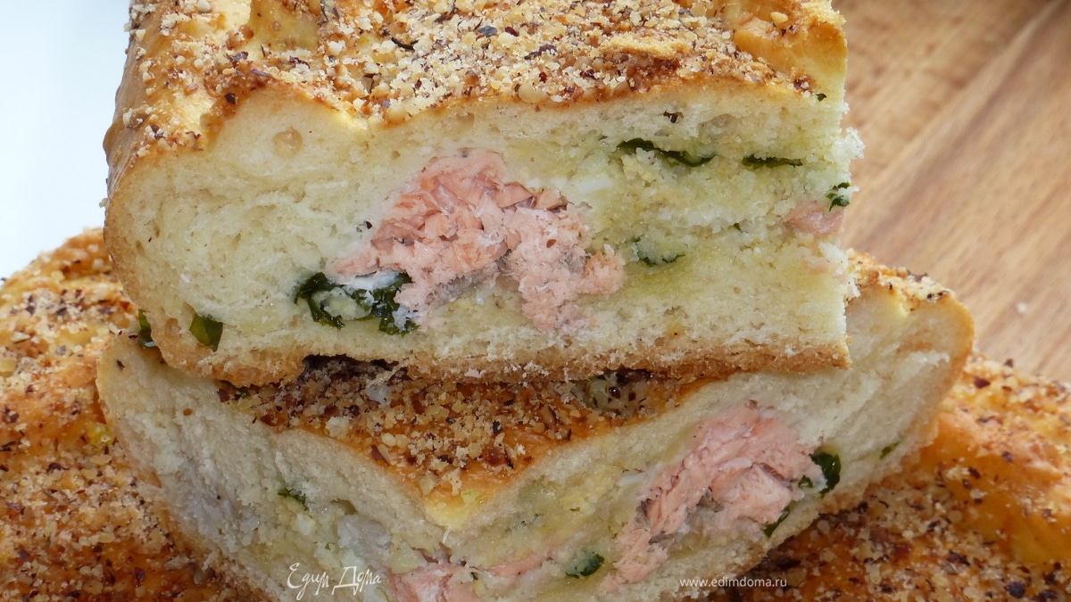 Пирог с двумя видами рыбы, луком и манкой