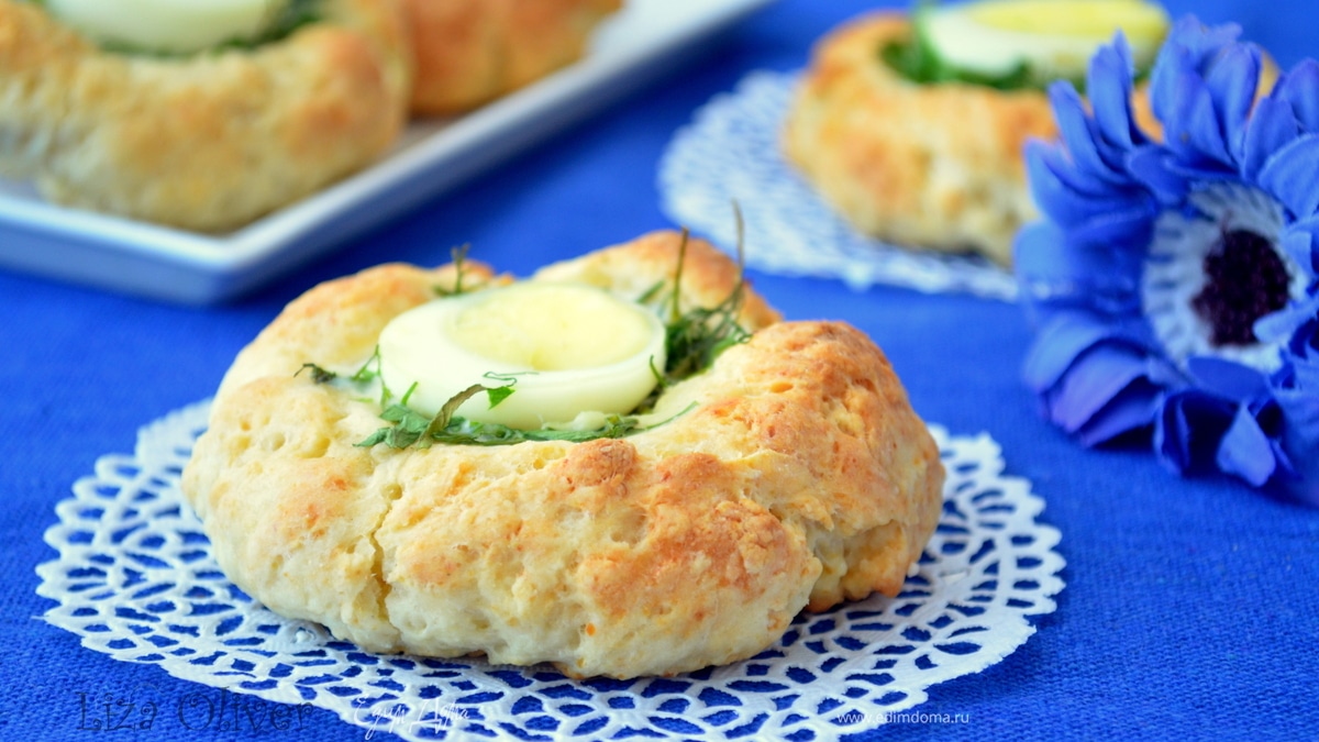 Творожные тортинки со свежей зеленью и яйцом