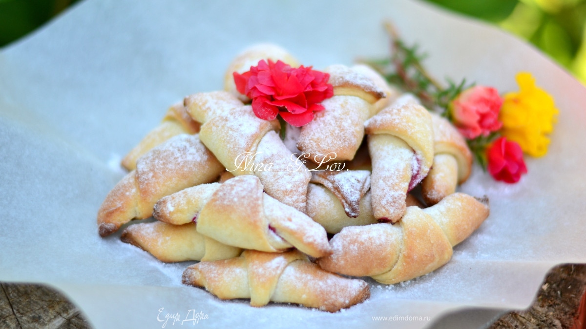 Мини-рогалики из песочного теста с малиной