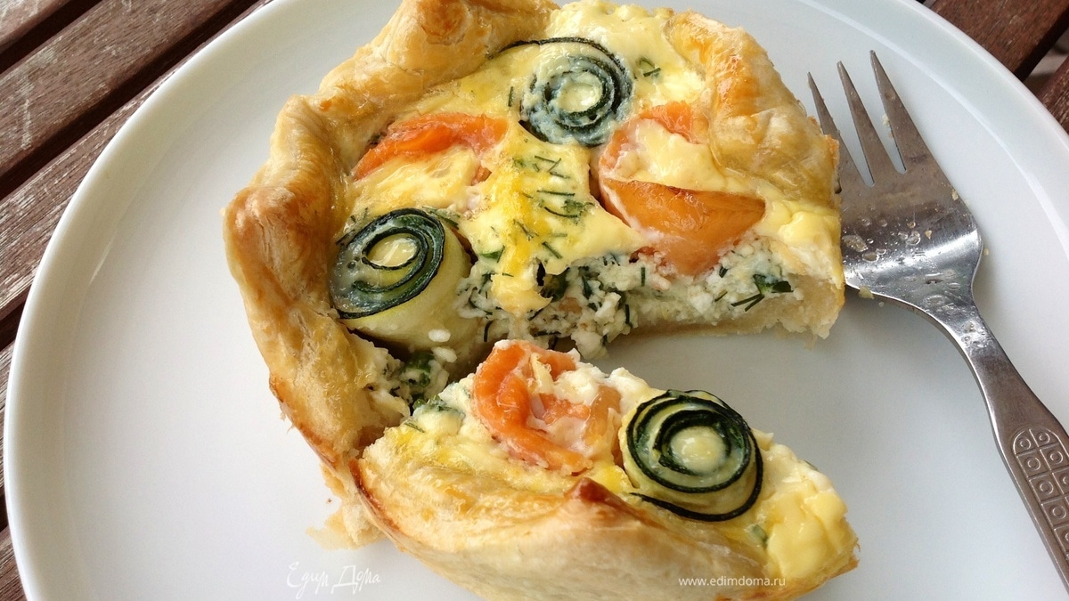 Маленькие тарты с лососем и цукини розами