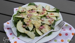 Салат со шпинатом, яблоком, пекорино, миндалем и гранатом