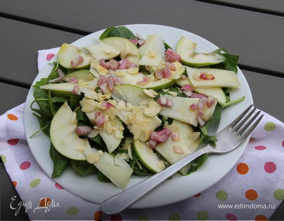 Салат со шпинатом, яблоком, пекорино, миндалем и гранатом Салат со шпинатом, яблоком, пекорино, миндалем и гранатом