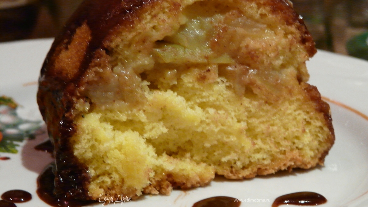 Яблочная шарлотка с шоколадным соусом