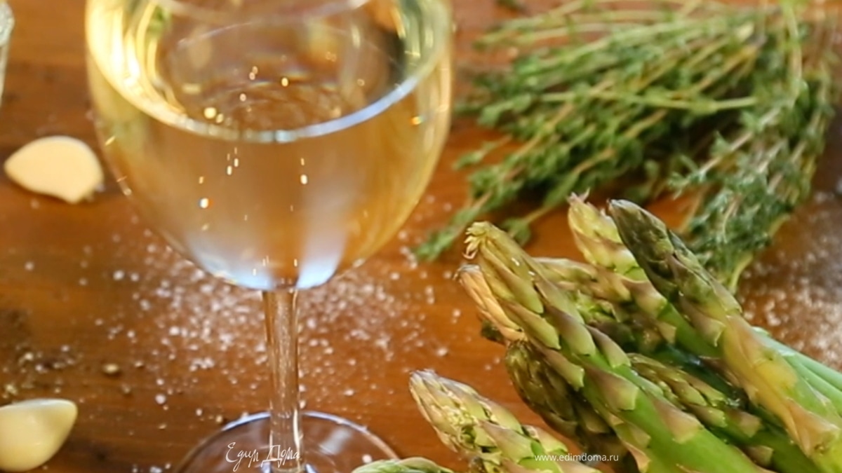 Спаржа с пармезаном и белыми гренками