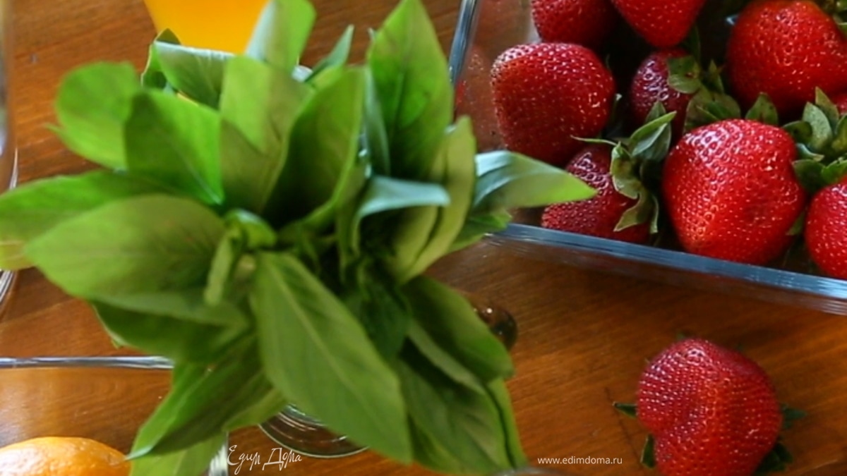 Лимонад с клубникой и базиликом