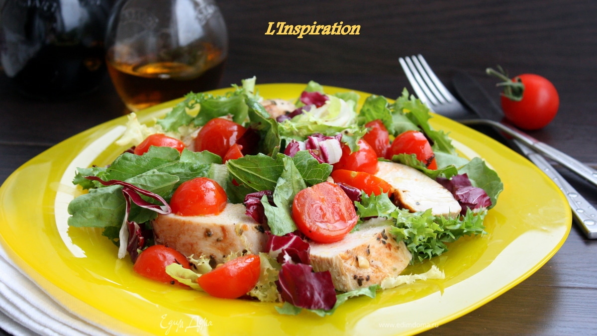 Легкий салат из курицы и черри под апельсиновым соусом