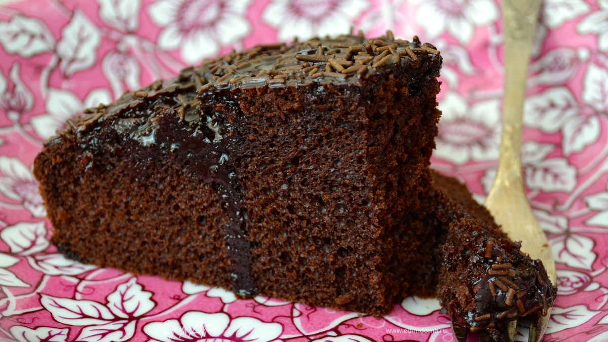 Шоколадный торт на красном вине