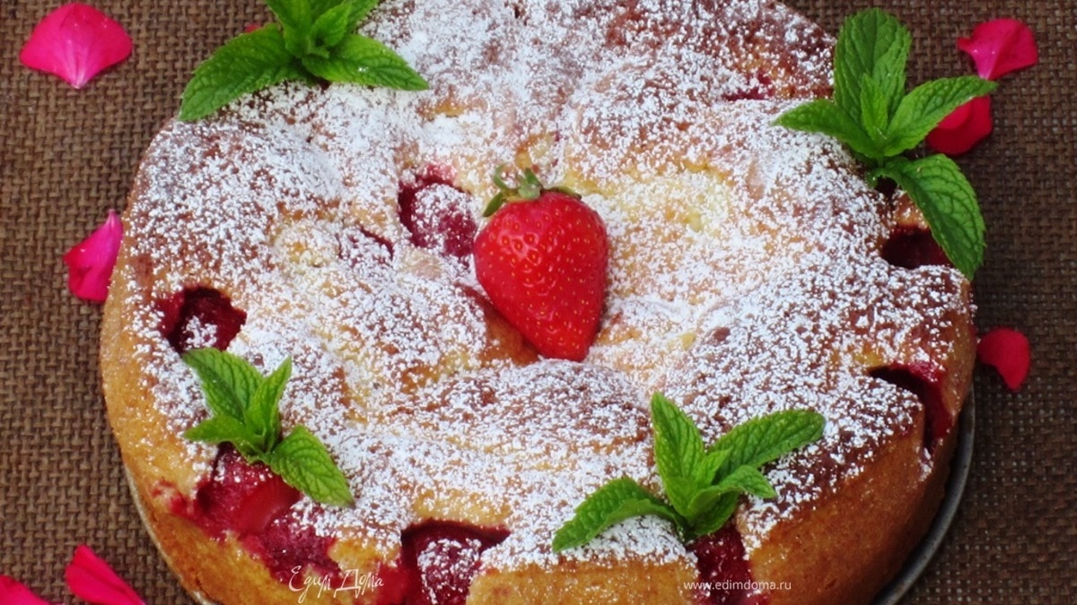 Сливочный пирог с клубникой