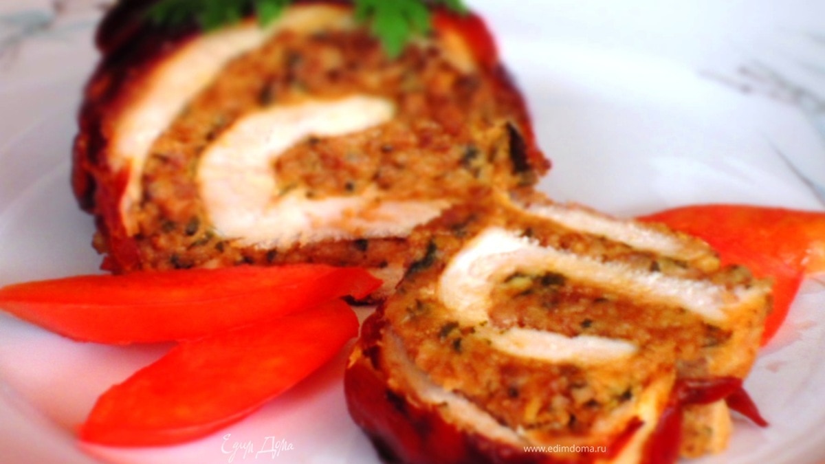 Рулет из куриного филе с орехово-сырной начинкой