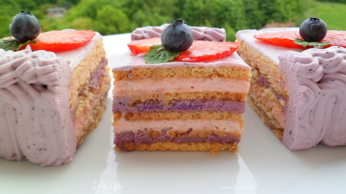 Чеpнично-клубничный торт из печенья