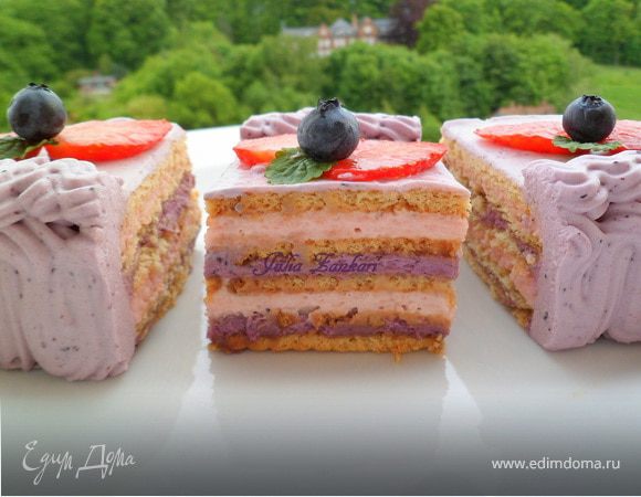 Чеpнично-клубничный торт из печенья