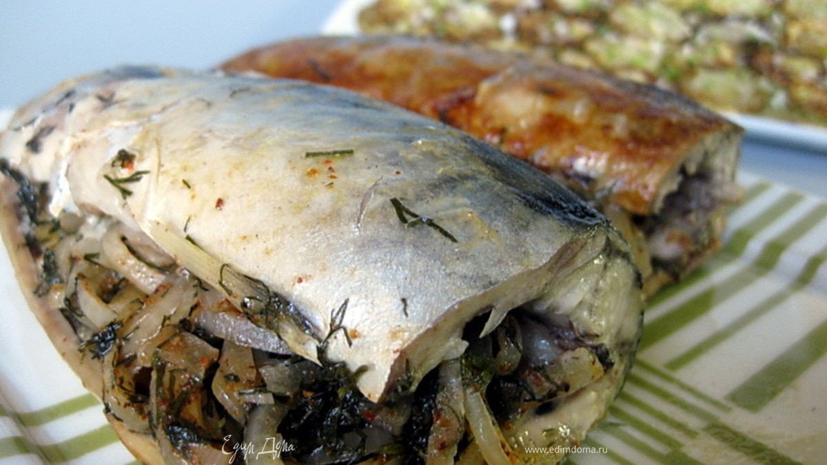Скумбрия, запеченная с луком и укропом