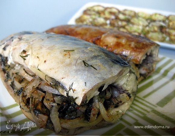 Скумбрия, запеченная с луком и укропом 
