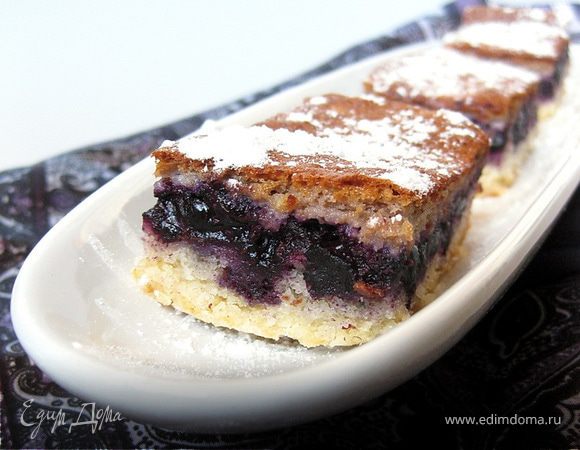 Пирог с черникой под миндально-сметанной заливкой