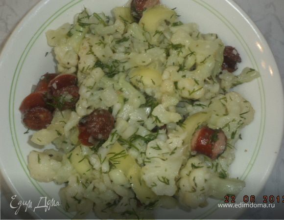 Салат из цветной капусты с охотничьими колбасками Салат из цветной капусты с охотничьими колбасками