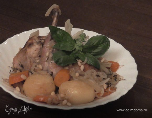 Кролик, тушенный в вине с овощами и кедровыми орехами Кролик, тушенный в вине с овощами и кедровыми орехами