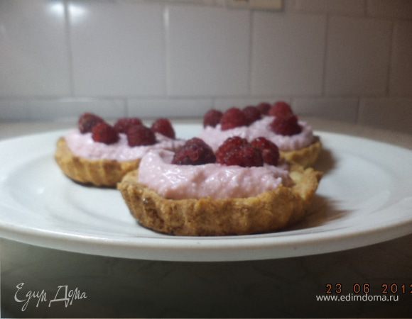 Тарталетки с творожной начинкой и малиной Тарталетки с творожной начинкой и малиной