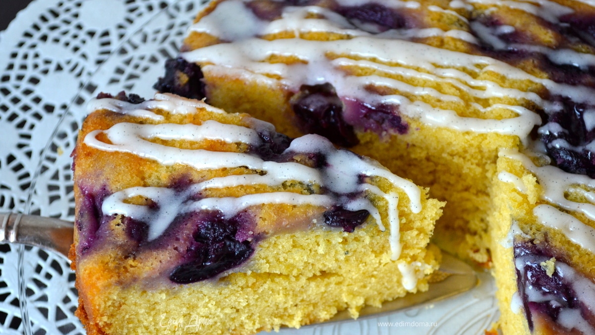 Виноградный пирог к чаю, покрытый ванильной глазурью