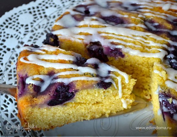 Виноградный пирог к чаю, покрытый ванильной глазурью Виноградный пирог к чаю, покрытый ванильной глазурью