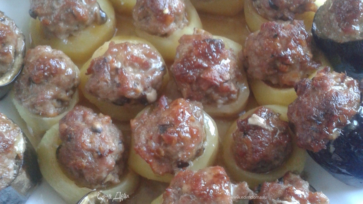 Картофель и баклажаны, фаршированные свиным фаршем, беконом и грибами шиитаке