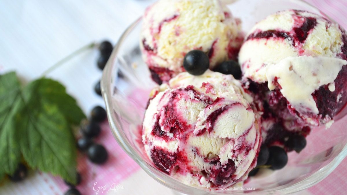 Сливочно-смородиновое мороженое с грильяжем